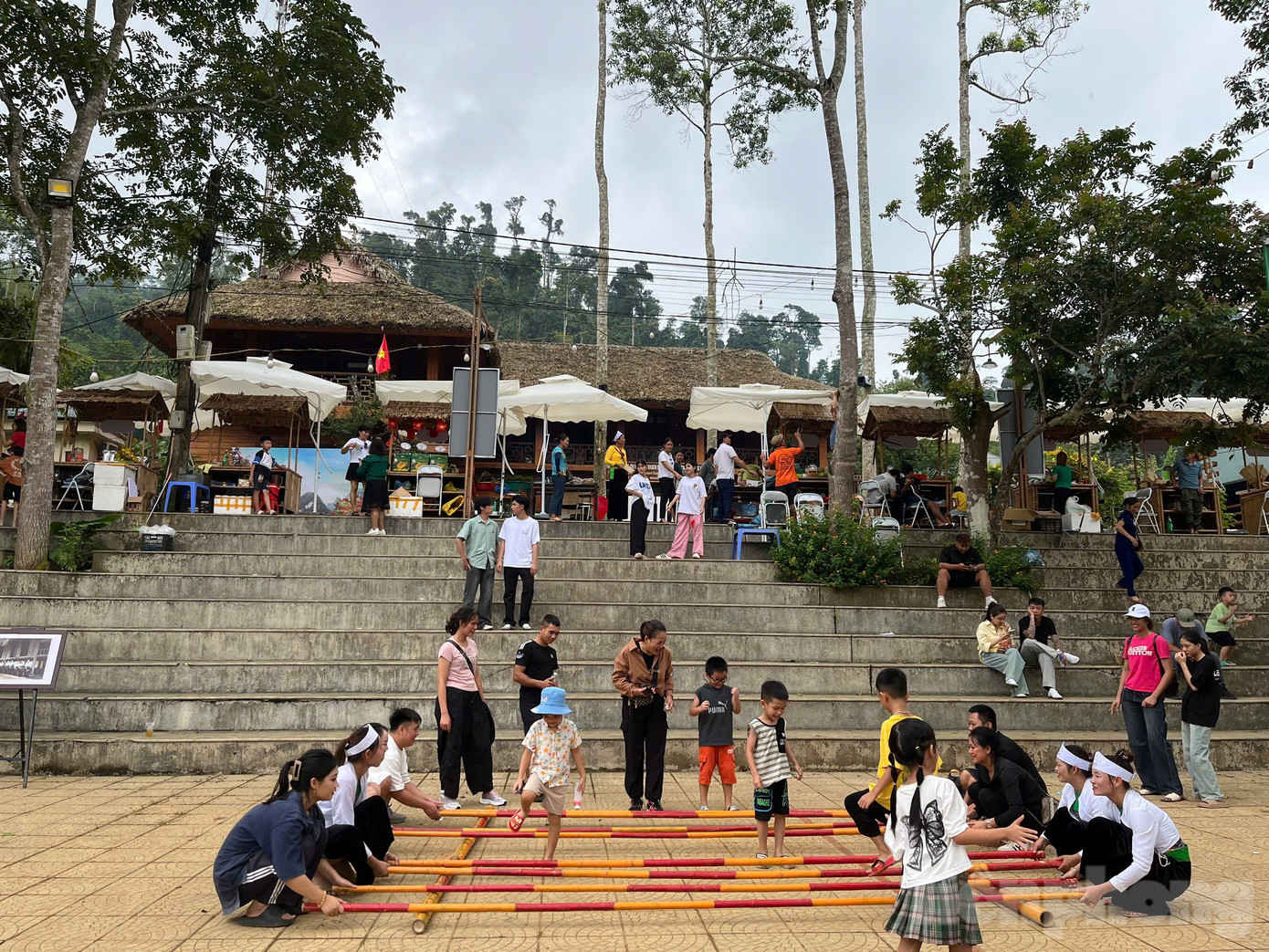 Chị Nguyễn Thu Bình (Lâm Thao - Phú Thọ) cho biết: "Tôi rất thích không khí và cảnh quan ở đây. Khi đến đây tôi được hòa mình với thiên nhiên, được trải nghiệm các trò chơi dân gian và các món ăn ở đây rất ngon".