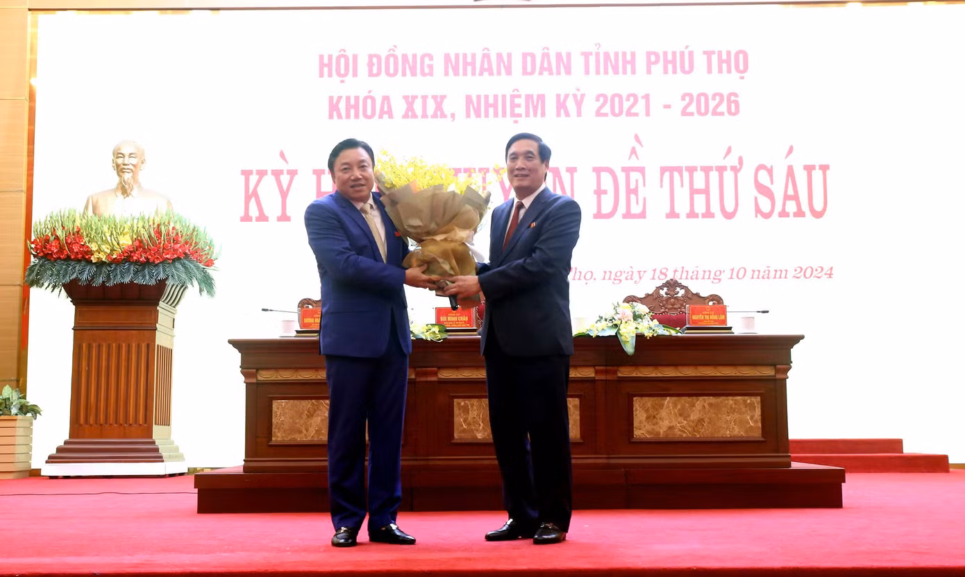 Bí thư Tỉnh ủy Bùi Minh Châu tặng hoa chúc mừng tân Phó Chủ tịch UBND tỉnh Nguyễn Huy Ngọc. Bí thư Tỉnh ủy Bùi Minh Châu tặng hoa chúc mừng tân Phó Chủ tịch UBND tỉnh Nguyễn Huy Ngọc.
