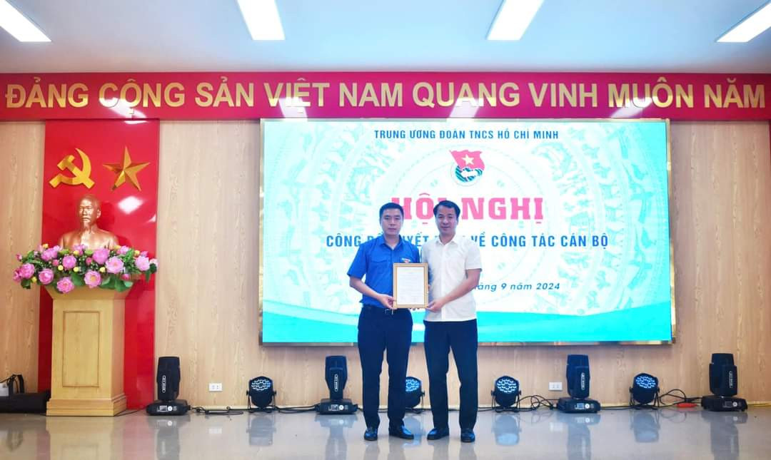 Đồng chí Hoàng Thái Nam - Phó Bí thư Tỉnh Đoàn Phú Thọ nhận nhiệm vụ mới sau 1 năm về Tỉnh Đoàn công tác. Đồng chí Hoàng Thái Nam - Phó Bí thư Tỉnh Đoàn Phú Thọ nhận nhiệm vụ mới sau 1 năm về Tỉnh Đoàn công tác.