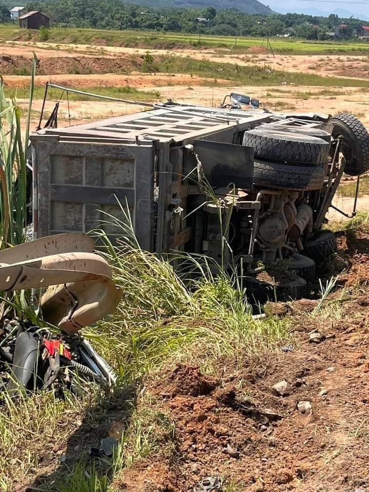 Vụ va chạm giữa xe ben và xe máy khiến 2 bố con tử vong tại chỗ. Vụ va chạm giữa xe ben và xe máy khiến 2 bố con tử vong tại chỗ.