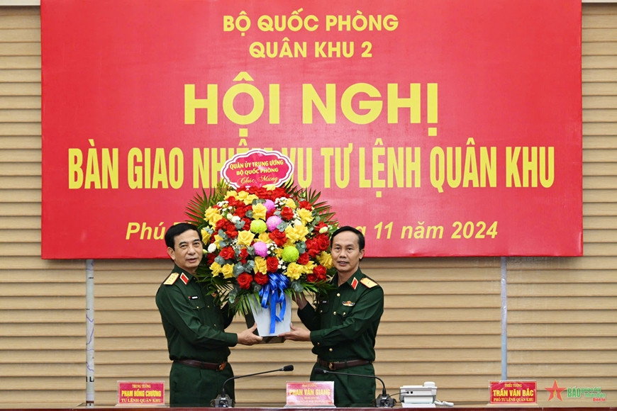 Đại tướng Phan Văn Giang tặng hoa chúc mừng Thiếu tướng Trần Văn Bắc nhận nhiệm vụ mới. Đại tướng Phan Văn Giang tặng hoa chúc mừng Thiếu tướng Trần Văn Bắc nhận nhiệm vụ mới.