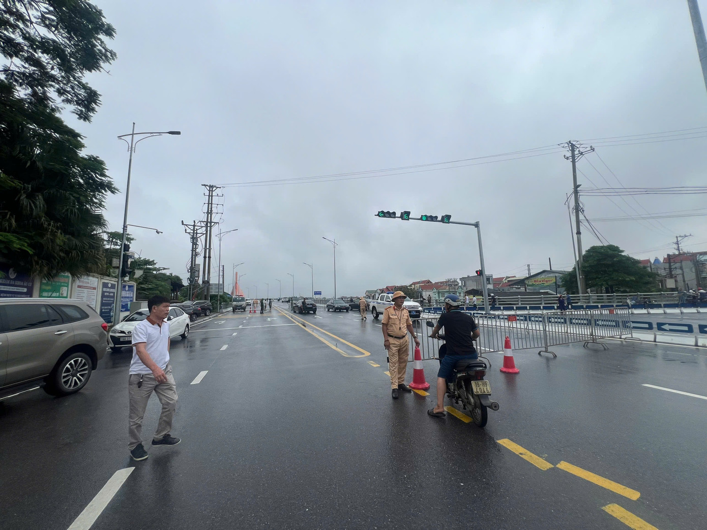 Hiện lực lượng chức năng tạm thời cấm các phương tiện lưu thông qua lại để đảm bảo an toàn. Hiện lực lượng chức năng tạm thời cấm các phương tiện lưu thông qua lại để đảm bảo an toàn.