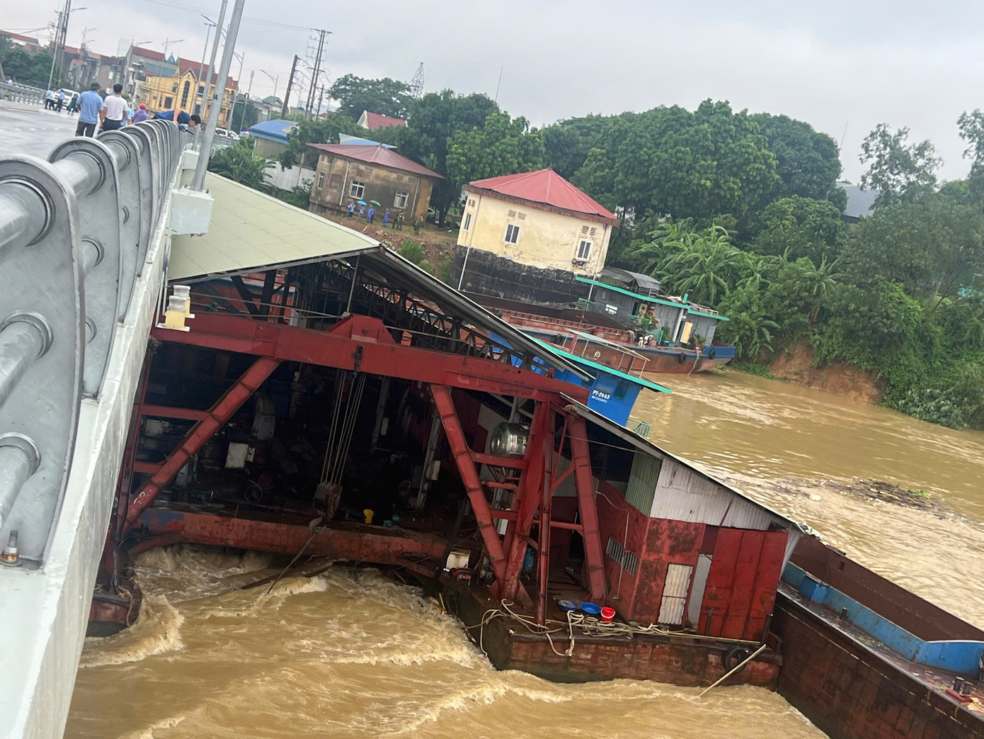 Một sà lan mắc kẹt tại cầu. Một sà lan mắc kẹt tại cầu.