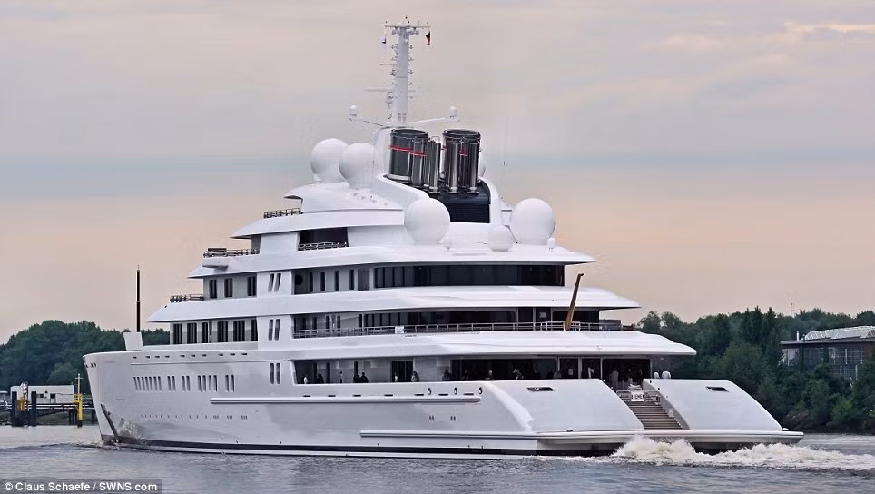 Không gian ở trên du thuyền khá sang trọng và được trang bị các thiết bị rất đầy đủ