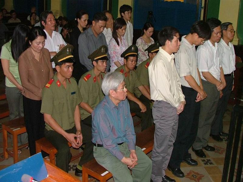 Hội đồng xét xử tuyên đọc bản án Các bị cáo nghe đọc bản án Bị cáo Mai Văn Dâu nghe đọc lời tuyên án đối với mình Lê Văn Thắng và Nguyễn Cương khi bị tuyên án Nỗi đau khổ của Phan Nghĩa Hiệp khi nghe mức án dành mình LS Hoàng Mỹ Đức chúc mừng bà Võ Thị Thanh Hằng được Tòa tuyên vô tội Các nhà báo chụp ảnh chiếc xe chở ông Mai Văn Dâu về trại Hội đồng xét xử tuyên đọc bản án Các bị cáo nghe đọc bản án Bị cáo Mai Văn Dâu nghe đọc lời tuyên án đối với mình Lê Văn Thắng và Nguyễn Cương khi bị tuyên án Nỗi đau khổ của Phan Nghĩa Hiệp khi nghe mức án dành mình LS Hoàng Mỹ Đức chúc mừng bà Võ Thị Thanh Hằng được Tòa tuyên vô tội Các nhà báo chụp ảnh chiếc xe chở ông Mai Văn Dâu về trại