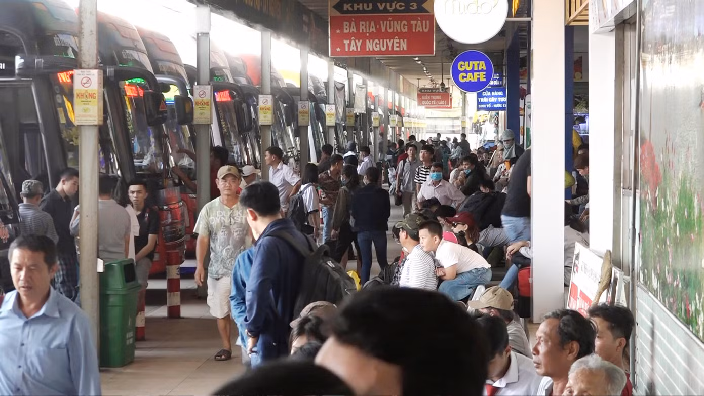 Ùn ùn về nghỉ lễ, cửa ngõ Hà Nội và TPHCM kẹt cứng ảnh 24
