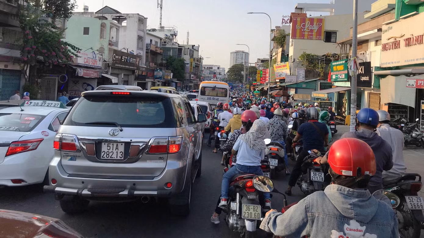 Ùn ùn về nghỉ lễ, cửa ngõ Hà Nội và TPHCM kẹt cứng ảnh 19