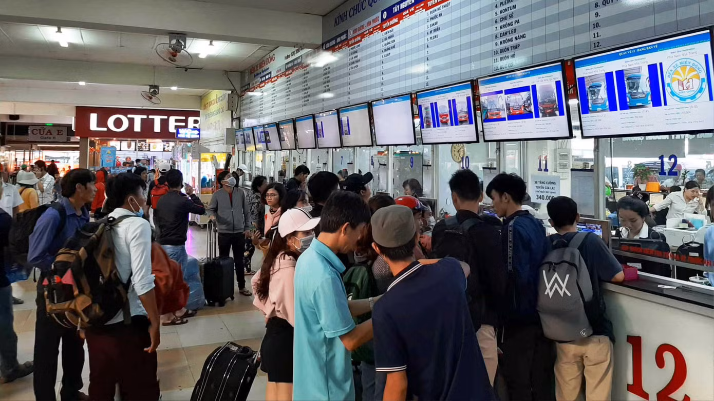Ùn ùn về nghỉ lễ, cửa ngõ Hà Nội và TPHCM kẹt cứng ảnh 23