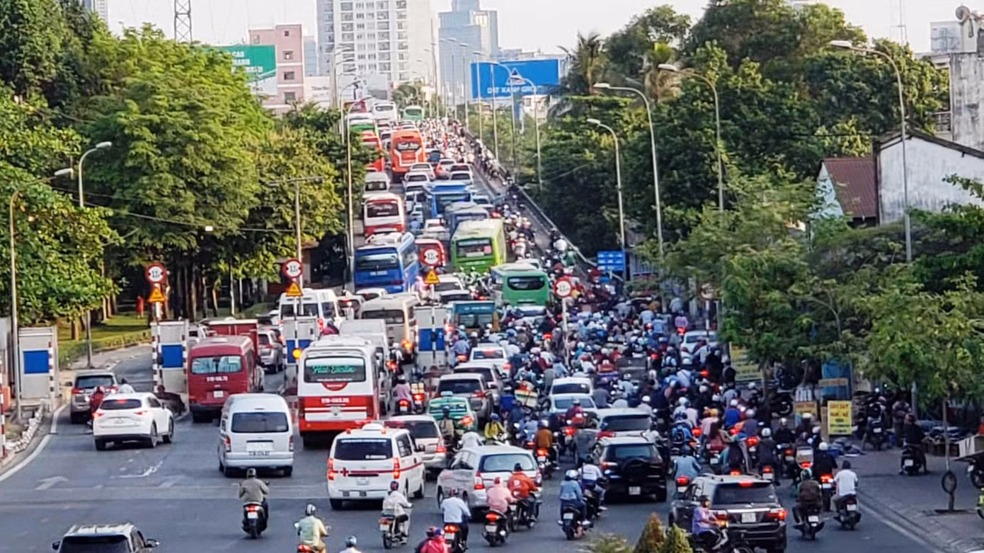 Ùn ùn về nghỉ lễ, cửa ngõ Hà Nội và TPHCM kẹt cứng ảnh 17