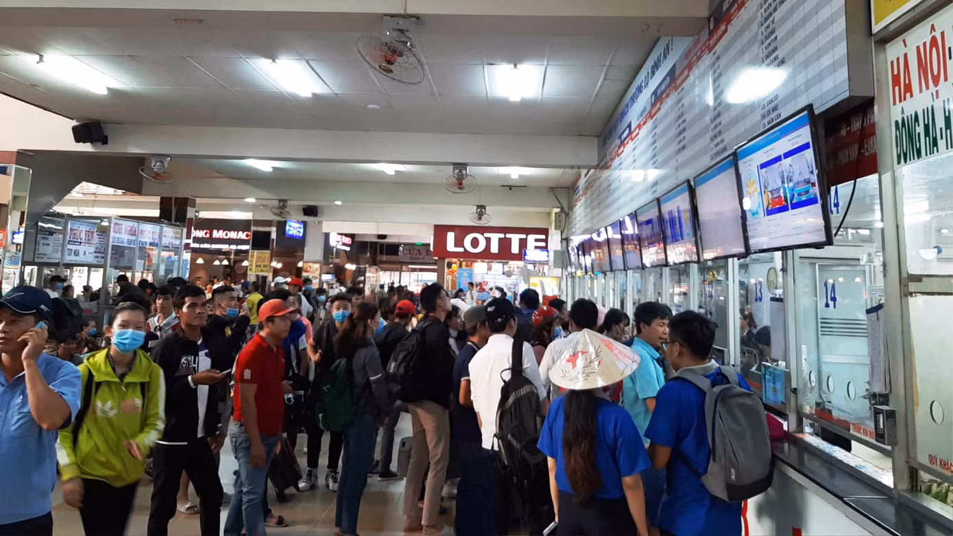 Ùn ùn về nghỉ lễ, cửa ngõ Hà Nội và TPHCM kẹt cứng ảnh 22