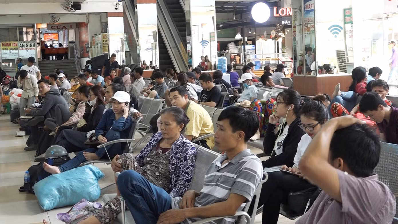 Ùn ùn về nghỉ lễ, cửa ngõ Hà Nội và TPHCM kẹt cứng ảnh 21