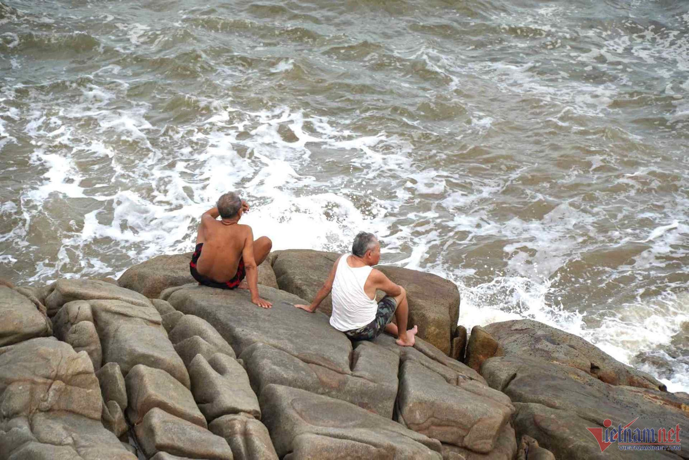 Nhiều người ngồi trên bãi đá dốc xuống biển. Ảnh: Lê Dương Nhiều người ngồi trên bãi đá dốc xuống biển. Ảnh: Lê Dương