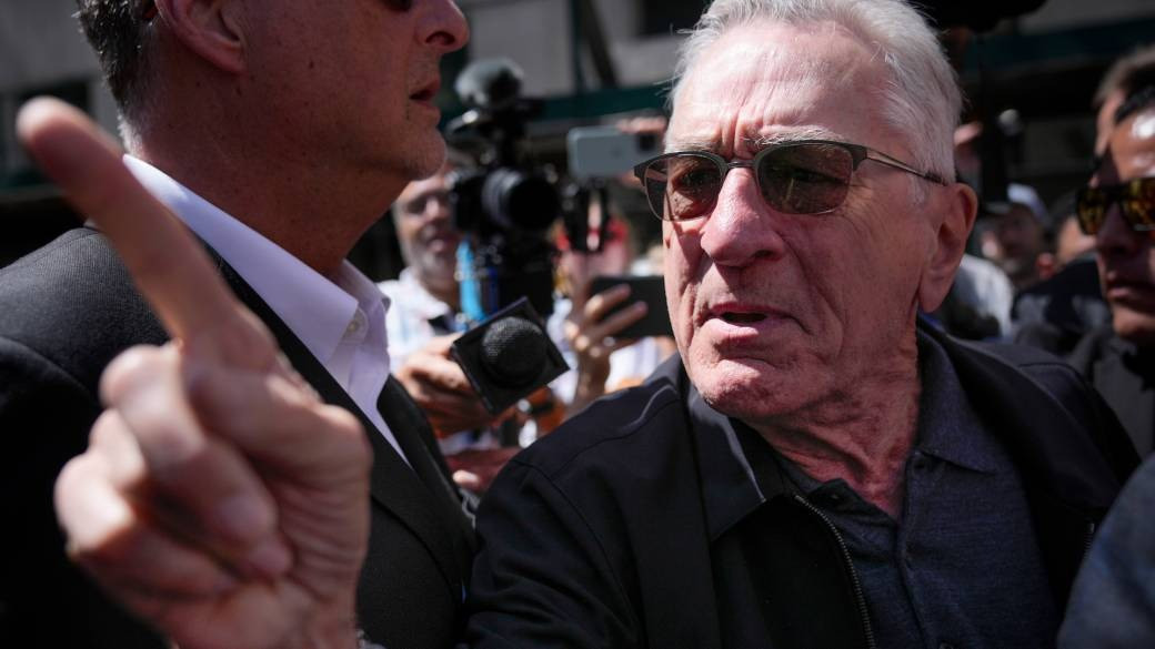 Ông Robert De Niro mắng người ủng hộ ông Trump bên ngoài Tòa án Hình sự Manhattan. Ảnh: Global News.