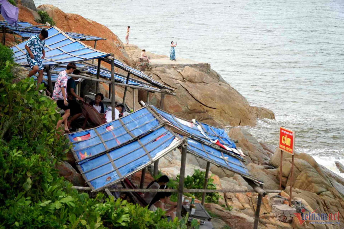 Dọc bãi đá còn có những lều quán tạm bợ. Ảnh: Lê Dương Dọc bãi đá còn có những lều quán tạm bợ. Ảnh: Lê Dương