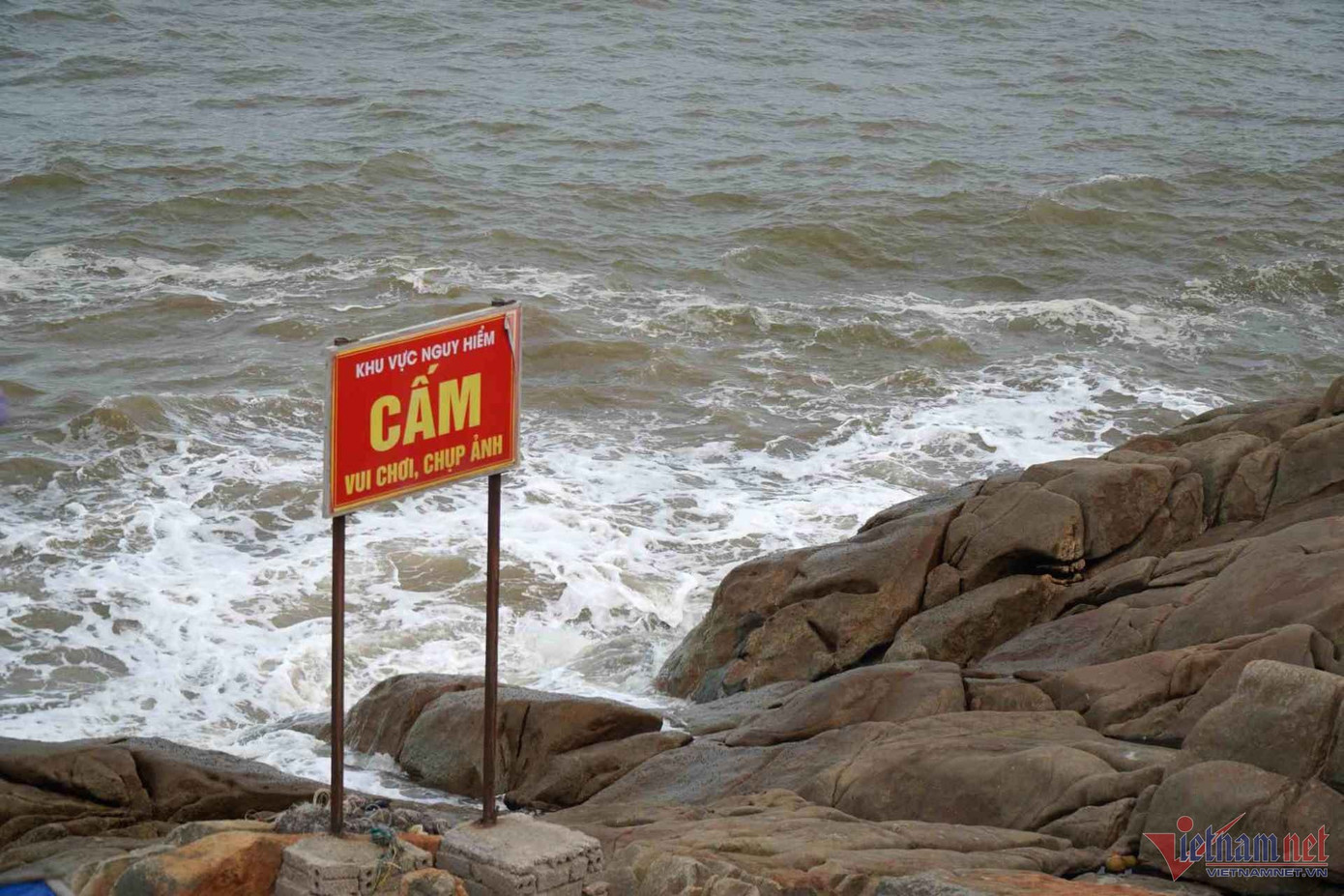 Biển cấm vui chơi, chụp ảnh ở khu vực nguy hiểm. Ảnh: Lê Dương Biển cấm vui chơi, chụp ảnh ở khu vực nguy hiểm. Ảnh: Lê Dương