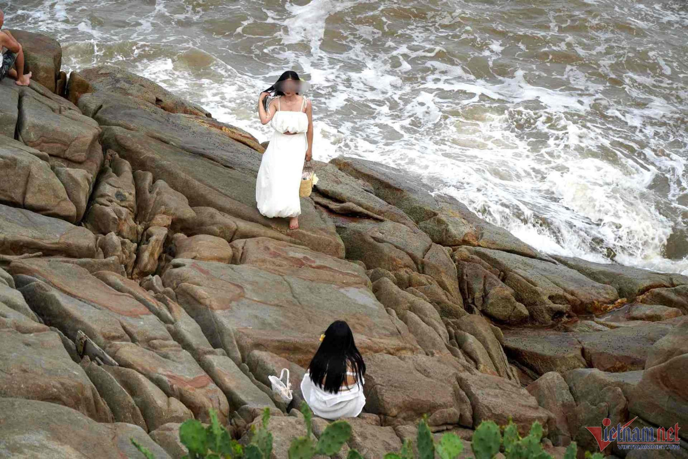 Bất chấp vách đá nguy hiểm, hai cô gái check-in sát sóng biển. Ảnh: Lê Dương Bất chấp vách đá nguy hiểm, hai cô gái check-in sát sóng biển. Ảnh: Lê Dương