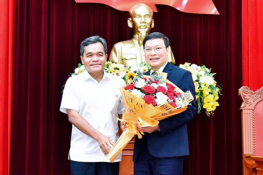 Bí thư Tỉnh ủy Gia Lai Hồ Văn Niên chúc mừng đồng chí Trương Hải Long. Ảnh: Chinhphu.vn. Bí thư Tỉnh ủy Gia Lai Hồ Văn Niên chúc mừng đồng chí Trương Hải Long. Ảnh: Chinhphu.vn.