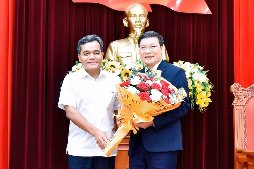 Bí thư Tỉnh ủy Gia Lai Hồ Văn Niên chúc mừng đồng chí Trương Hải Long. Ảnh: Chinhphu.vn. Bí thư Tỉnh ủy Gia Lai Hồ Văn Niên chúc mừng đồng chí Trương Hải Long. Ảnh: Chinhphu.vn.