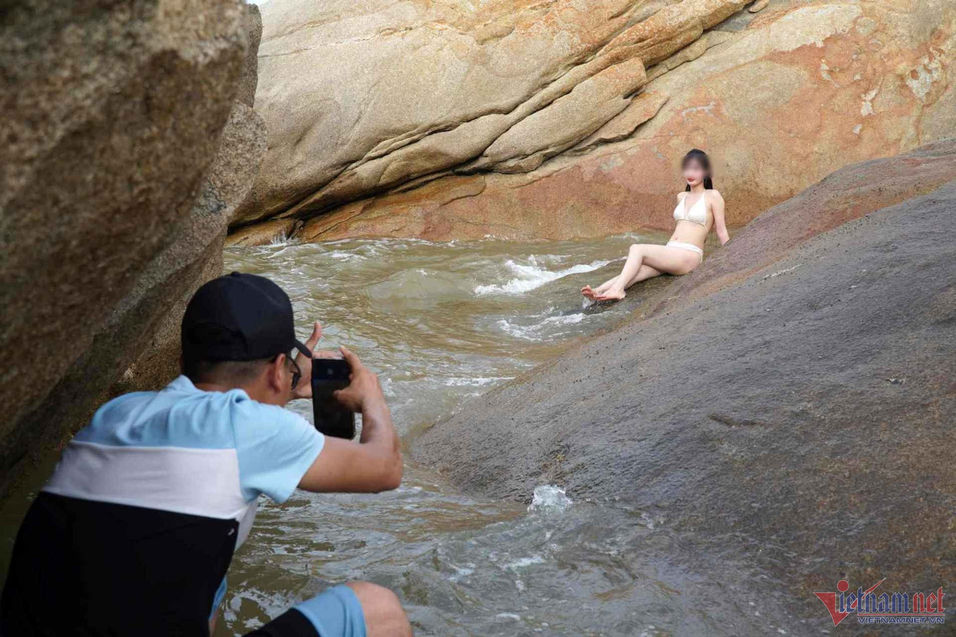 Vào tận bên trong khe đá để chụp ảnh: Ảnh: Lê Dương Vào tận bên trong khe đá để chụp ảnh: Ảnh: Lê Dương