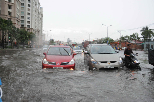 Năm 2012, lợi nhuận của Công ty thoát nước đô thị TP.HCM tăng vọt lên 61 tỉ đồng (năm 2011 mức lợi nhuận là 18 tỉ đồng). Trong ảnh là một đoạn đường Nguyễn Hữu Cảnh (Q.Bình Thạnh) thường xuyên bị ngập nước khi có mưa lớn hoặc triều cường. Năm 2012, lợi nhuận của Công ty thoát nước đô thị TP.HCM tăng vọt lên 61 tỉ đồng (năm 2011 mức lợi nhuận là 18 tỉ đồng). Trong ảnh là một đoạn đường Nguyễn Hữu Cảnh (Q.Bình Thạnh) thường xuyên bị ngập nước khi có mưa lớn hoặc triều cường