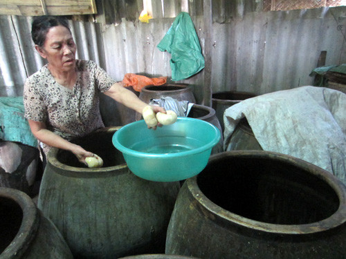 Bà Mai Thị Cử bên vại cà muối