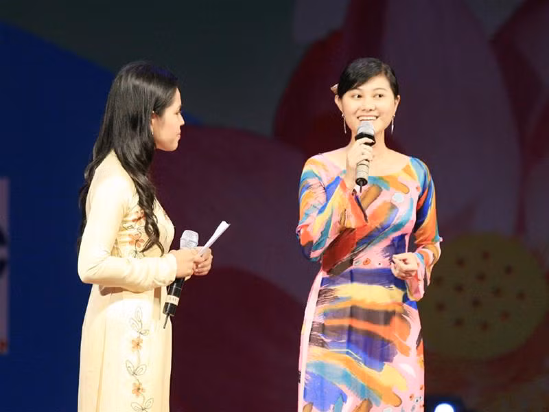 Giao lưu với tài năng trẻ - nghệ sĩ cải lương Quế Trân. Ảnh : Hồng Vĩnh