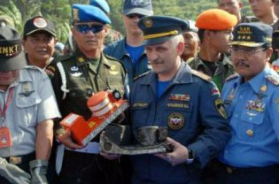 Chiếc hộp đen của Sukhoi đã được tìm thấy song thiết bị này bị hư hại nặng