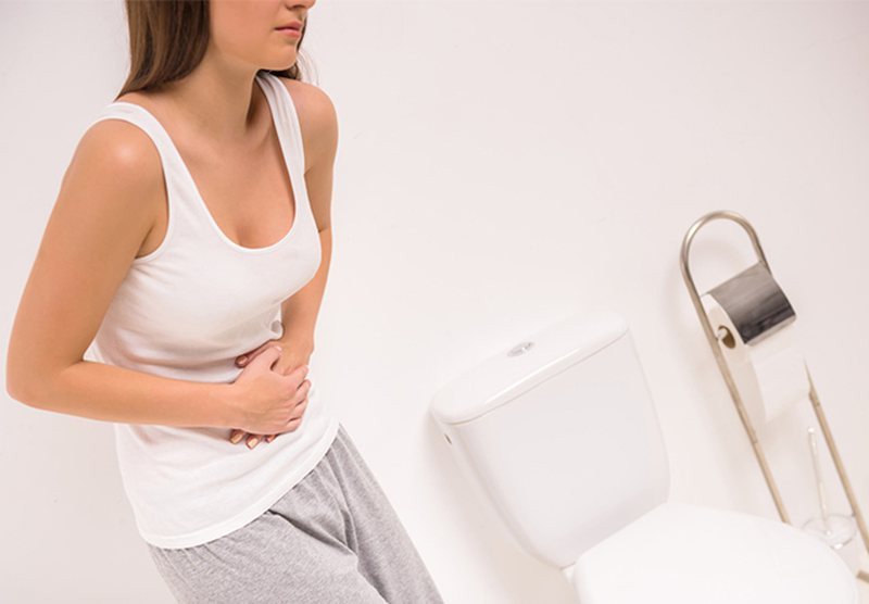 Sau khi được đưa vào cơ thể, dạ dày là trạm dừng chân đầu tiên của cồn. Chỉ trong vòng 5 phút, 20% quân số sẽ lập tức xâm nhập vào máu bằng cách trượt đi giữa các tế bào biểu mô sản xuất chất nhày. Tại đây, cồn sẽ làm suy yếu các biểu mô bảo vệ dạ dày, do đó tăng nguy cơ mắc các bệnh viêm nhiễm, ợ nóng, viêm loét và chảy máu. Ảnh minh họa: Internet