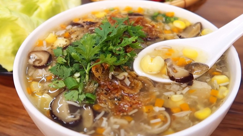 Cảm giác cộm và đau nhức khi mới niềng răng có thể xảy ra. Lúc này, bạn chỉ nên ăn đồ ăn mềm như cháo, súp, cơm, sinh tố, nước ép,…Ảnh minh họa: Internet