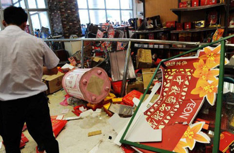 Người biểu tình Trung Quốc xông vào đập phá siêu thị Jusco của Nhật ở Thanh Đảo. Tại nhiều nơi, các cửa hàng của người Nhật bị đập phá hoặc phản đối. Trong tuần, thứ trưởng thương mại Trung Quốc từng dọa sử dụng các vũ khí thương mại với Nhật, ám chỉ việc người tiêu dùng Trung Quốc kêui gọi tẩy chay hàng Nhật