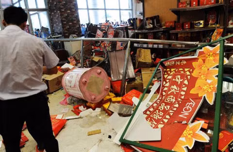 Người biểu tình Trung Quốc xông vào đập phá siêu thị Jusco của Nhật ở Thanh Đảo. Tại nhiều nơi, các cửa hàng của người Nhật bị đập phá hoặc phản đối. Trong tuần, thứ trưởng thương mại Trung Quốc từng dọa sử dụng các vũ khí thương mại với Nhật, ám chỉ việc người tiêu dùng Trung Quốc kêui gọi tẩy chay hàng Nhật