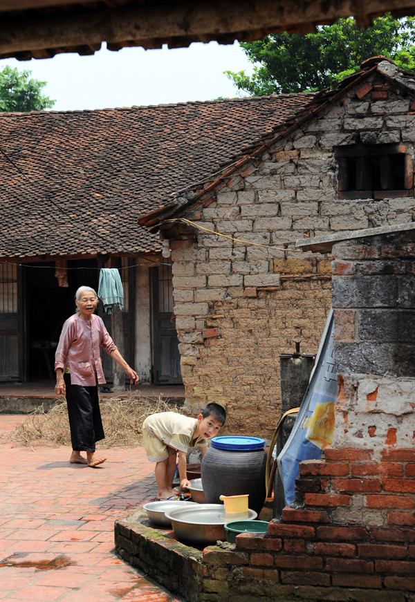 Nét xưa còn lưu giữ lại tại làng cổ Đường Lâm. Thế hệ sau sinh ra, lớn lên nối tiếp thế hệ trước để bảo tồn và gìn giữ những giá trị văn hóa đặc trưng của làng cổ
