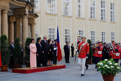 Lễ đón chính thức Chủ tịch nước Trương Tấn Sang tại Cộng hòa Czech ảnh 9