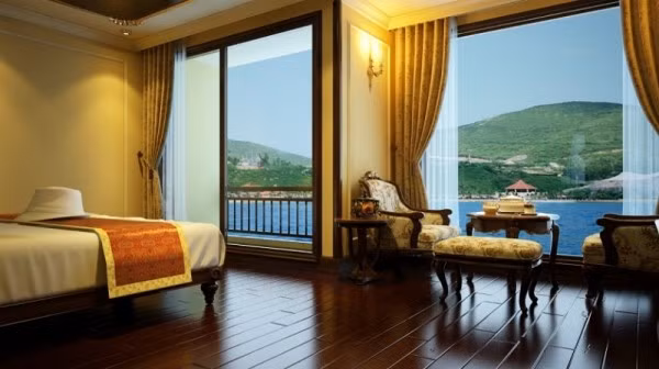 Lần đầu tiên xuất hiện du thuyền 5 sao trên vịnh Nha Trang ảnh 2