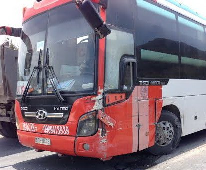 Quẹt xe khách, xe tải lăn kềnh xuống vệ đường ảnh 1