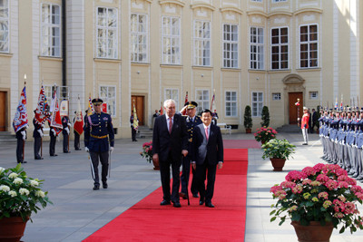 Lễ đón chính thức Chủ tịch nước Trương Tấn Sang tại Cộng hòa Czech ảnh 2