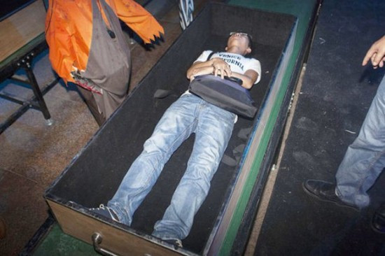 Kỳ quặc trò trải nghiệm cái chết 4D ảnh 2