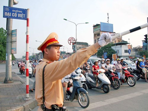 CSGT Thủ đô căng mình giữa trời nắng gắt ảnh 1