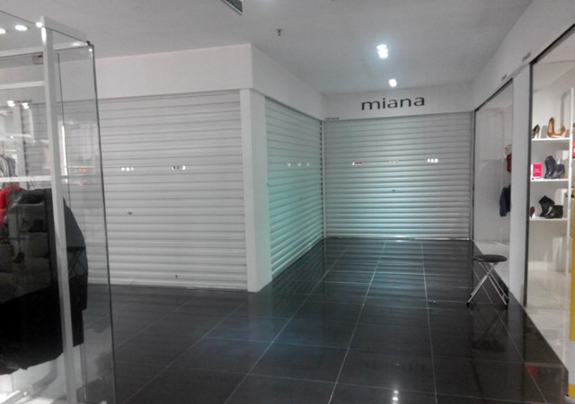 Một góc tầng 2 của TTTM Hàng Da im ắng khác hẳn với không khí của một TTTM