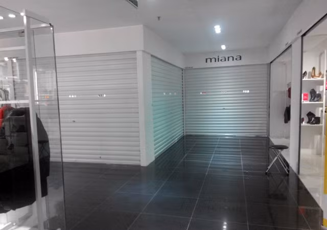 Một góc tầng 2 của TTTM Hàng Da im ắng khác hẳn với không khí của một TTTM