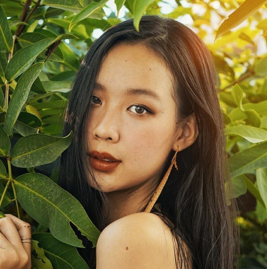 Lê Nguyễn Bảo Ngọc đến từ Cần Thơ đang là thí sinh có chiều cao &apos;khủng&apos; nhất cuộc thi năm nay - 1m85. Ngoài đời, cô gái cao kều này thường ăn mặc khá giản dị và không trang điểm.