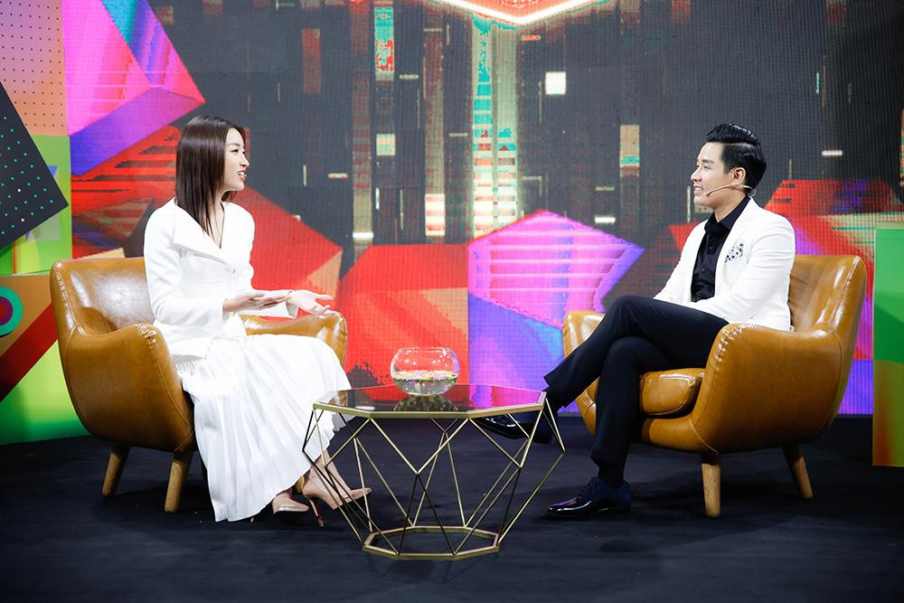 “Khi ấy em cảm thấy choáng ngợp vì chỉ sau một đêm các mặt báo đều nói về em, em phải thích nghi dần với điều đó” - Đỗ Mỹ Linh chia sẻ trong chương trình.