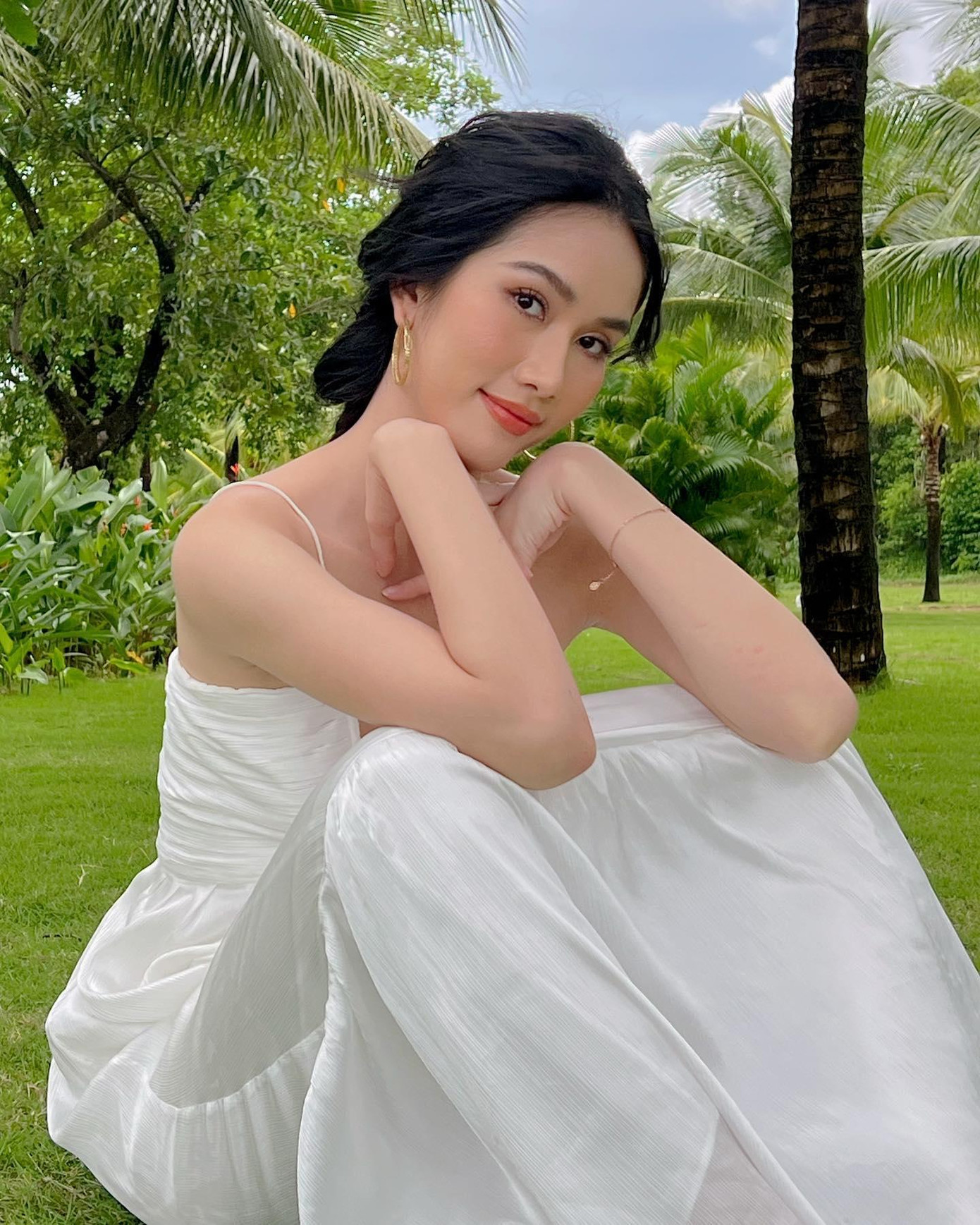 Mới đây, Á hậu Phương Anh xuất hiện cực kỳ xinh đẹp trong bộ ảnh mới. Người đẹp khoe nhan sắc tinh khôi và trong trẻo với trang phục màu trắng.