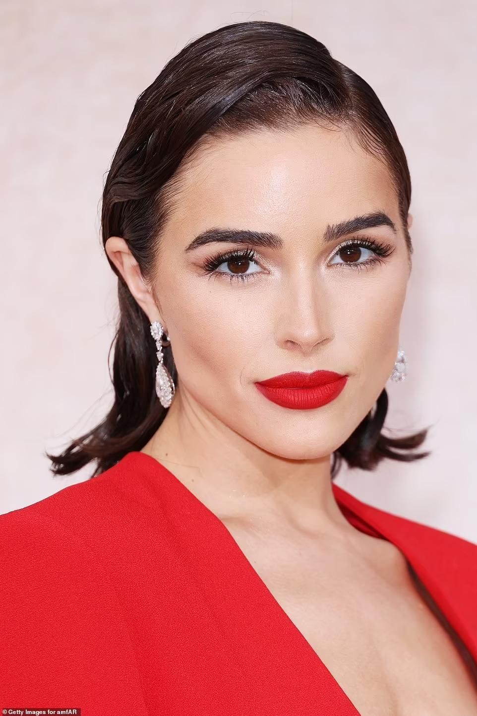 Mặc dù không có chiều cao nổi bật nhưng Olivia luôn biết cách thu hút bằng phong cách thời trang táo bạo, quyến rũ của mình.