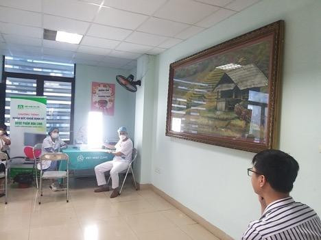 Các CBCNV đã được các bác sĩ thăm khám Nội tổng quát các vấn đề về Tai - Mũi - Họng, Răng - Hàm - Mặt, Phụ khoa, kiểm tra thị lực + khám Mắt, chụp X-Quang tim phổi, siêu âm, xét nghiệm.