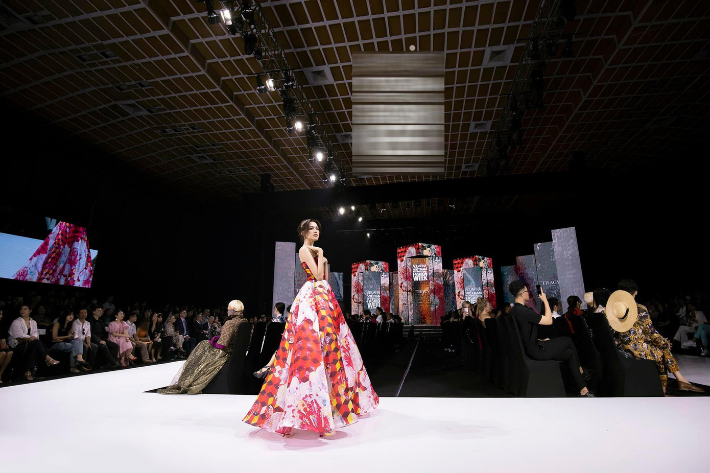 Trở về từ cuộc thi Miss World 2021 với danh hiệu top 13, Đỗ Thị Hà rất đắt show trình diễn thời trang.