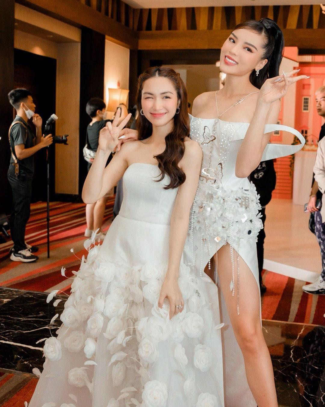 Hòa Minzy tự tin khoe dáng bên Hoa hậu Kỳ Duyên. Hòa Minzy tự tin khoe dáng bên Hoa hậu Kỳ Duyên.