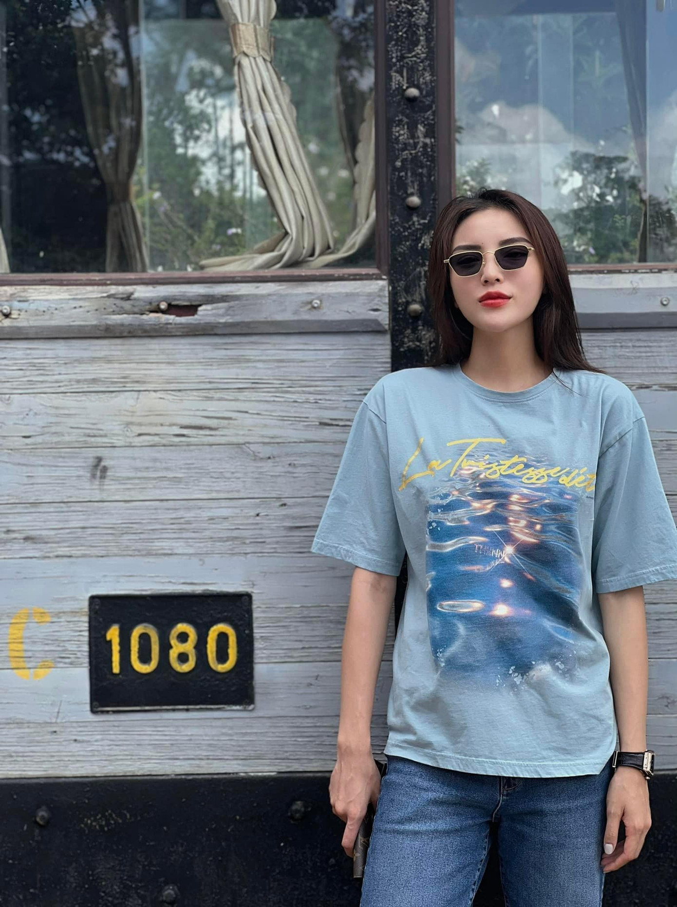 Hoa hậu Kỳ Duyên diện áo phông giản dị vẫn sành điệu. Hoa hậu Kỳ Duyên diện áo phông giản dị vẫn sành điệu.