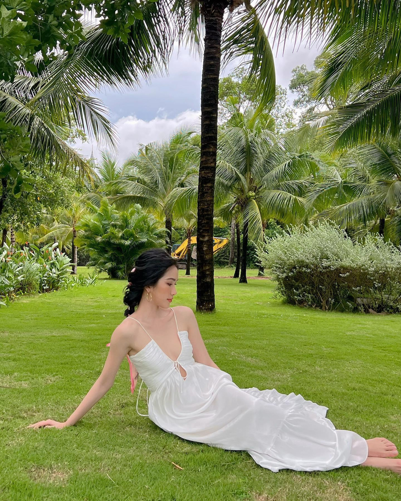 Thiết kế cũng giúp người đẹp khoe được bờ vai trần mong manh, thon thả.