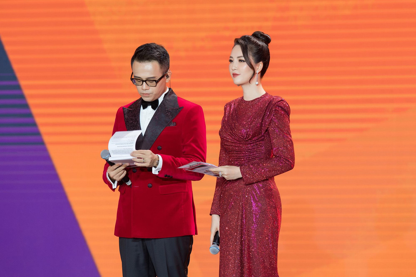 Trong đêm bế mạc, Thụy Vân đồng hành cùng người dẫn chương trình Đức Bảo. Anh cũng chính là người dẫn lễ khai mạc SEA Games 31.